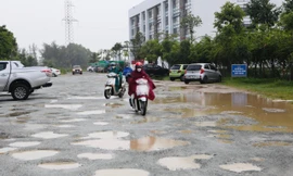 Dân thành phố khốn khổ vì đường nát bét, hàng trăm 'ổ trâu' bẫy phương tiện sau mưa