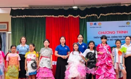 Đổi rác lấy quà, thiết kế thời trang từ rác thải nhựa