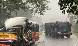 Xe buýt biến dạng sau va chạm với container, nhiều người hoảng loạn