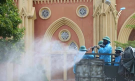 Quân khu 4 phun khử khuẩn trong vùng phong tỏa tại Hà Tĩnh