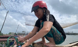 Người nuôi cá ở Hà Tĩnh hối hả gia cố lồng bè phòng chống mưa bão