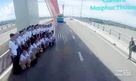 Hai tài xế bị xử phạt tiền triệu vì đỗ xe trên cầu để chụp ảnh 