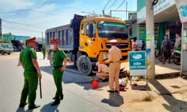 Va chạm với xe tải, hai mẹ con thương vong