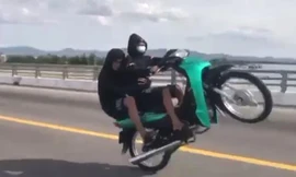 Triệu tập nhóm quái xế bốc đầu xe máy trên quốc lộ 