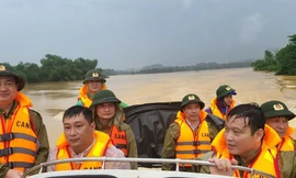 Những câu chuyện ấm tình trong vùng lũ