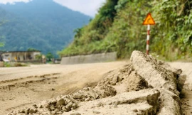 Đường lên Cửa khẩu Quốc tế Cầu Treo nát bét