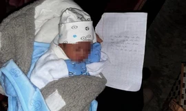 Bé sơ sinh bị bỏ rơi kèm lời nhắn 'mẹ xin lỗi con'