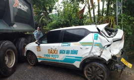 Xe đầu kéo và ô tô va chạm, đường Hồ Chí Minh ách tắc