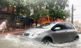 Đường TP Hà Tĩnh nước ngập sâu, hàng loạt xe chết máy