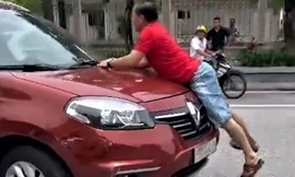 Công an làm việc với tài xế và người đàn ông bám vào capo ô tô chạy giữa phố