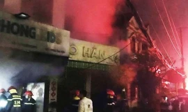 Giải cứu 4 người mắc kẹt trong đám cháy lúc rạng sáng ở Hà Tĩnh