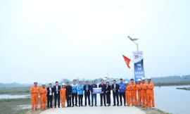 Khánh thành đường điện chiếu sáng bằng năng lượng điện mặt trời