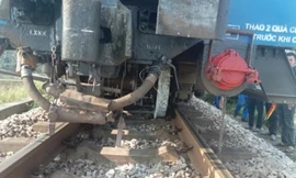 Tàu hỏa chở khách trật bánh khỏi đường ray qua Hà Tĩnh