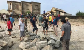 Hàng trăm người dân Hà Tĩnh gia cố kè biển chống bão