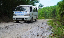 Người dân khốn khổ vì đường độc đạo nát bét