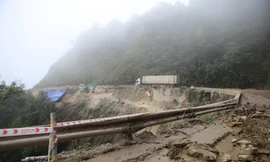 Nhếch nhác đường lên Cửa khẩu Cầu Treo