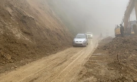 Xử lý hơn 1.000m3 đất đá tràn lấp, đường lên Cửa khẩu Cầu Treo thông tuyến trở lại