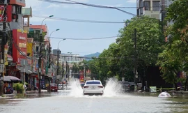 Mưa liên tục nhiều giờ, đường phố Hà Tĩnh mênh mông nước