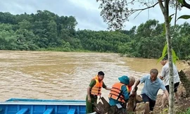 Giải cứu người đàn ông mắc kẹt trong lũ