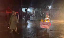 Nước lũ lên nhanh, người dân tất tả chạy lũ trong đêm