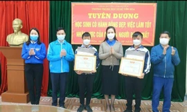 Trao bằng khen cho hai học sinh lớp 7 nhặt được 19 triệu đồng trả lại người đánh rơi