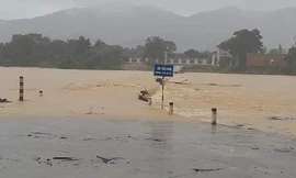 Hà Tĩnh mưa lớn ngập đường, hàng ngàn học sinh nghỉ học