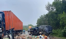 Xe tải và container đối đầu, 4 người bị thương nặng