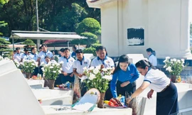 Đoàn Thanh niên Nhân dân Cách mạng Lào thăm và dâng hương tại Hà Tĩnh