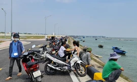 Bé trai 5 tuổi rơi xuống sông tử vong khi đi thả lưới cùng bố mẹ