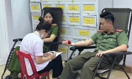 Cụ bà vượt qua nguy kịch nhờ 4 cán bộ công an hiến máu