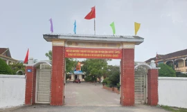 Phụ huynh bức xúc vì học sinh muốn đến trường phải tự bỏ tiền mua bàn ghế?