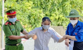 Nữ sinh khuyết tật thi THPT: 'Hy vọng có thể viết tiếp giấc mơ vào giảng đường đại học'
