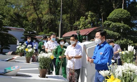 Bí thư thứ nhất Trung ương Đoàn dâng hương tại các địa chỉ đỏ ở Hà Tĩnh