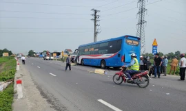 Xe máy bị cuốn vào gầm xe khách, 2 người tử vong
