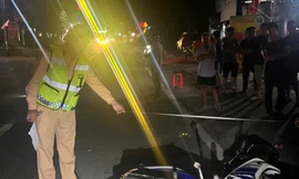 Đi bộ thể dục, người phụ nữ bị xe máy tông lộn nhiều vòng