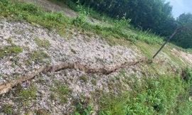 Hồ chứa nước xuất hiện vết nứt, dân sống trong cảnh bất an