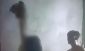 Công an vào cuộc vụ bé gái không mặc quần áo bị trói tay treo trên trần nhà 