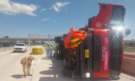 Ô tô tải nổ lốp, lật nghiêng trên cao tốc Diễn Châu - Bãi Vọt