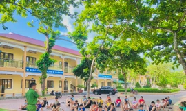 Lớp dạy bơi miễn phí của những 'thầy giáo áo xanh'