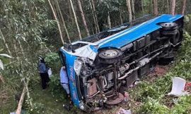 Xe khách lật nghiêng bên quốc lộ ở Hà Tĩnh, một người tử vong tại chỗ