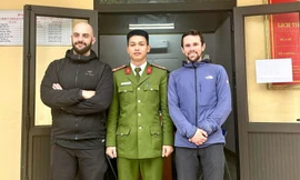 Công an Hà Tĩnh giúp du khách Canada nhận lại giấy tờ đánh rơi