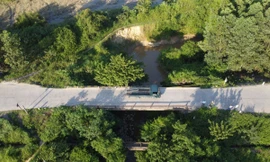 Nút 'thắt cổ chai' tại cây cầu xuống cấp khiến tài xế khiếp vía khi đi qua