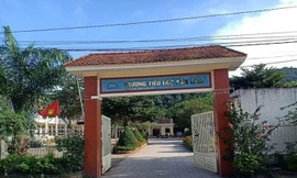 Công an vào cuộc vụ phụ huynh vác dao bắt hiệu trưởng quỳ xin lỗi