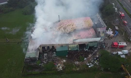 Xưởng gỗ công nghiệp bốc cháy dữ dội sau tiếng nổ lúc rạng sáng