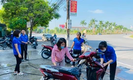 Bạn trẻ Hà Tĩnh rửa xe gây quỹ Trung thu cho trẻ em nghèo