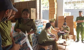 Lực lượng chức năng làm việc với cơ sở kinh doanh băng vệ sinh giả mạo nhãn hiệu.