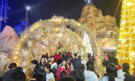 Ngàn người chen chân chiêm ngưỡng hang đá 'khủng' làm từ 5.000 cây tre