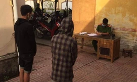 Đang bị phong toả, hai nam thanh niên vẫn chèo thuyền trốn đi ăn nhậu