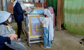 Người phụ nữ tử vong nghi do dùng điện thoại đang sạc pin