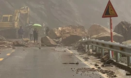 Quốc lộ 8A sạt lở nghiêm trọng, cấm đường lên Cửa khẩu Cầu Treo